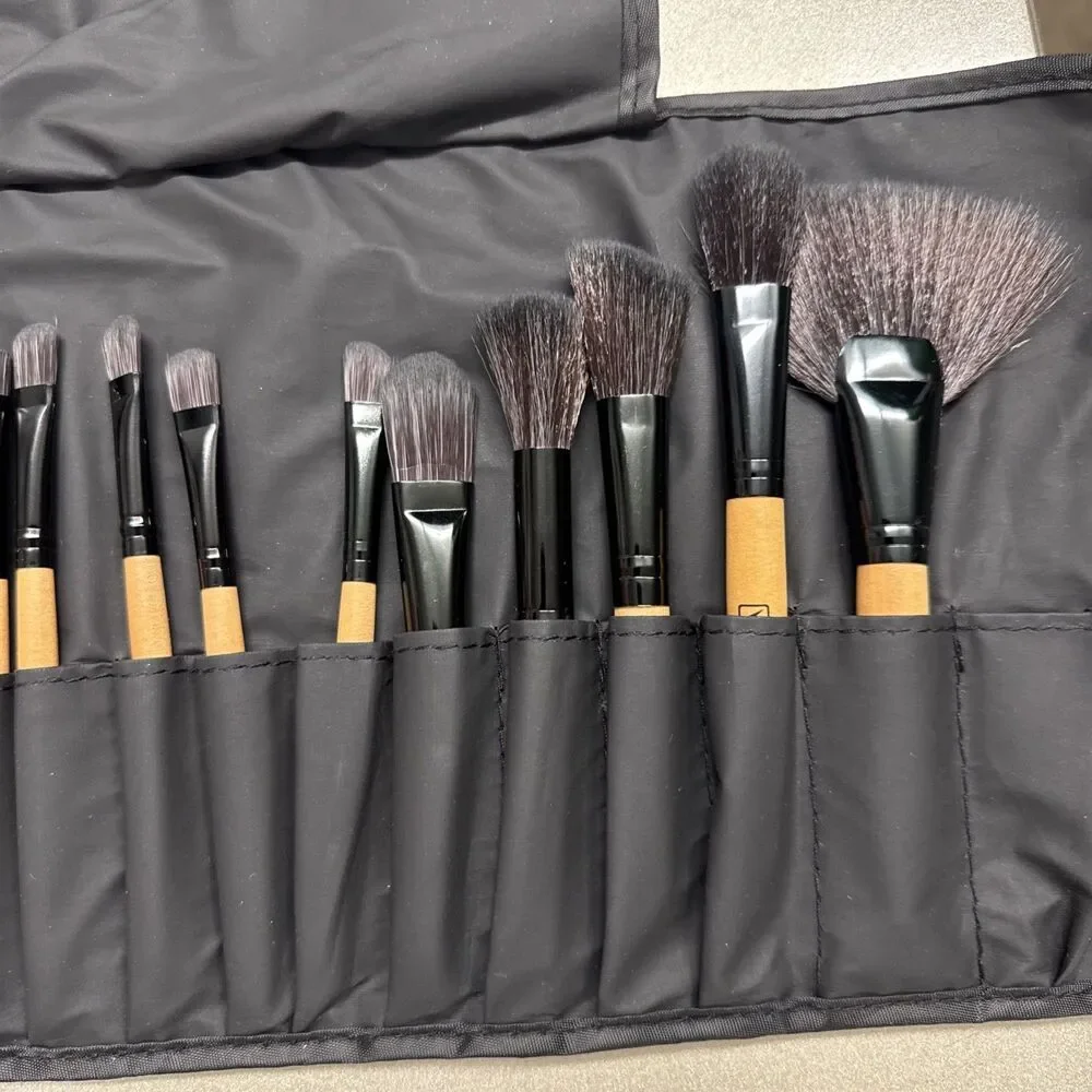 32 Piece Makeup Brush Set With Carrying Case